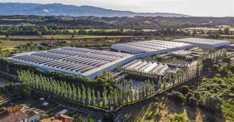 il polo ogistico del gruppo prada a levanella|Prada a Levanella (Arezzo) con un grande stabilimento verde.